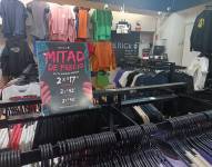 Un local de ropa de en Quito exhibe sus promociones