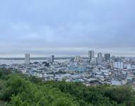 Cielo nublado y con llovizna en Guayaquil, la tarde de este martes, 7 de junio de 2022.