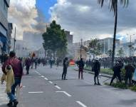 Manifestantes en la cercanía del parque El Arbolito, destruyen la flora urbana.