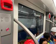 El interfono se ubica junto a las puertas de los vagones de los trenes del Metro de Quito.