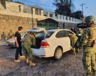 Requisaron a los ocupantes de vehículos particulares y del transporte público. Foto: FF.AA.