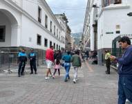 Miles de turistas acudieron al Centro Histórico de Quito durante el último feriado.