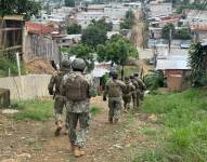 Militares recorren sectores del noroeste de Guayaquil.
