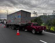 Choque entre un camión y una camioneta en Alóag, Mejía.