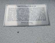 Placa de disculpas públicas a Verónica Abad.