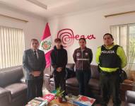 El menor de edad encontrado posa junto a las autoridades que estuvieron coperando en su búsqeda