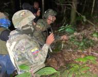 Los soldados del Grupo de Fuerzas Especiales número 53 Rayo patrullan en la selva.
