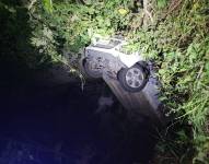 El automóvil cayó en una profundidad de aproximadamente cinco metros.