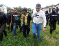 El sospechoso detenido junto a los agentes de la Policía Nacional.