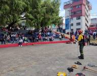 Un efectivo del Cuerpo de Bomberos de Quito durante una de las charlas de capacitación.