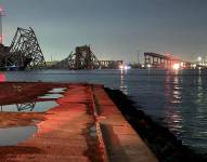 Imagen del derrumbe de un puente de Baltimore (norte de EE.UU) sobre el río Patapsco a causa del choque de un carguero contra uno de sus pilares, el 26 de marzo de 2024.EFE/