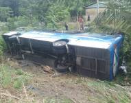 Foto de un bus de una cooperativa de transporte intercantonal volcado en Quinindé, Esmeraldas.