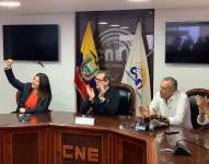 Carlos Rabascall (centro) durante la aceptación de su precandidatura en el CNE.