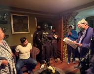 Imagen de José Arroyo, alcalde de Pujilí, en el momento que fue detenido por la Policía Nacional.