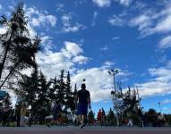 Jugadores de Ecuavoley en el parque La Carolina.