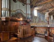 El fray Ricardo Arias en el órgano tubular de la Iglesia de San Francisco