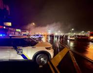 Agentes de policía en el lugar donde un avión se estrelló en la noche del viernes en las inmediaciones del centro comercial Roosevelt en la Avenida Cottman en Filadelfia, Estados Unidos.