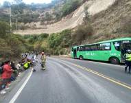 El vehículo chocado y los pasajeros afuera. Personal de Bomberos y AMT atendieron la emergencia.