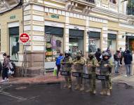 Un grupo de soldados se ubicó en la esquina de las calles García Moreno y Mejía, a una cuadra del Palacio de Gobierno para dar seguridad.