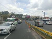 Vehículos circulan en Guajaló, en el sur de Quito.