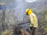 Un bombero en alta montaña.