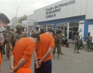 Imagen de reos procedentes de Machala llegando a la cárcel Regional de Guayas, antes de ser trasladados a la cárcel del Encuentro.