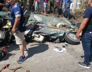 Imagen del choque entre una furgoneta y un auto que dejó cuatro muertos en la provincia de El Oro.