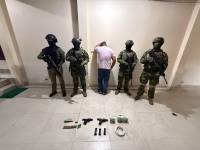 El policía, vestido de civil, junto a los soldados de la Fuerza Terrestre.
