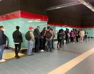 Cientos de usuarios se acercaron a la estación La Carolina del Metro de Quito.
