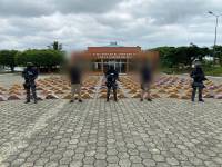 Agentes especializados de la Policía localizaron el centro de acopio de la cocaína mediante un sobrevuelo al perfil costanero de Bahía de Caráquez.