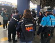 Agentes Metropolitanos de Control (AMC) hacen controles en las paradas de buses.