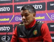 El entrenador de Deportivo Cuenca, Norberto Araujo, en rueda de prensa
