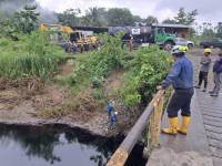 El personal de Petroecuador revisando la rotura de una tubería de SOTE en Esmeraldas