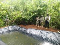 El Ejército halló una piscina clandestina con 3 000 galones de combustible en Sucumbíos.