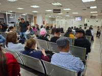 Los usuarios en las salas del Registro Civil en Quito.