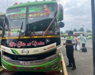 Imagen de agentes de tránsito revisando vehículos.