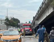 En video | Así se vivió el caos vehicular en Guayaquil por el incendio en la Pedro Menéndez, causado por robar cables