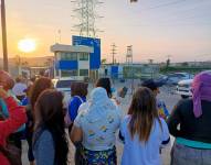 Imagen de este jueves 28 de marzo. Un grupo de familiares de reos exigían información afuera de la cárcel.