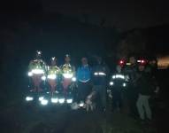 Equipo de rescatistas junto a los excursionistas.