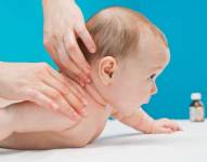 Imagen descriptiva de un bebe recibiendo terapia con medicos.