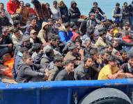 Catania (Italia), 12/04/2023.- Parte de los 600 migrantes rescatados en un arrastrero a unas 100 millas de la costa de Sicilia llegan al puerto de Catania, Italia, este miércoles.
