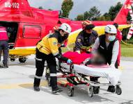 Imagen de la evacuación de un herido en helicóptero hacia un hospital en Quito.
