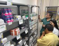 Medicinas en estantería.