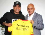 Rómulo Otero durante la firma de contrato como nuevo jugador de Aucas para el 2023.