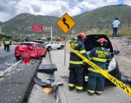 Personal de rescate y la Policía Nacional se hicieron presente en el lugar del accidente en la vía a Guayllabamba, norte de Quito.