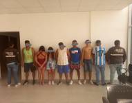 Imagen provista por la Policía Nacional en una captura realizada en Manta el domingo 16 de julio donde se observa a 7 personas detenidas.