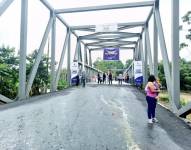 El puente sobre el río Blanco se localiza en la vía Calacalí-La Independencia.