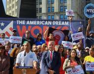 El alcalde de Nueva York, Eric Adams (c), habla junto al comisionado de la oficina de Asuntos del Inmigrante, Manuel Castro (d), durante una manifestación en Nueva York (EE.UU.).