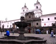 Plaza San Francisco de Quito, uno de los sitios más visitados por los turistas locales y nacionales.