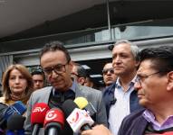 Christian Zurita, Carlos Figueroa y Patricio Carrillo, acudieron a la Fiscalí­a Provincial de Pichincha, a dejar sus teléfonos celulares, en la caso de las investigaciones del asesinato de Fernando Villavicencio.